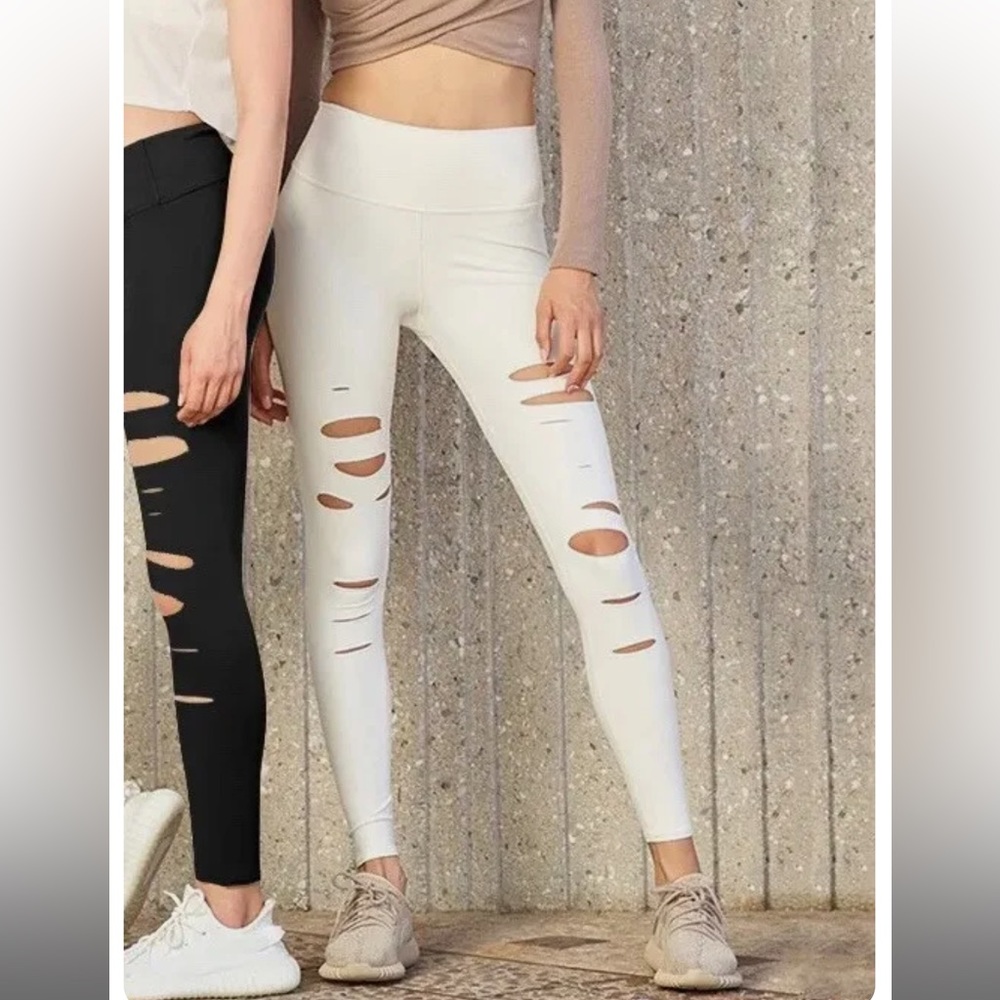 Alo ripped worrier leggings in off white size small